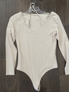 Abercrombie & Fitch Long Sleeve V-Neck Bodysuit in Cream